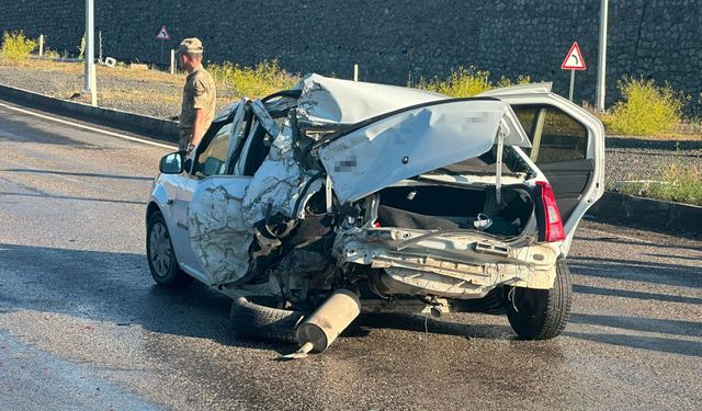 Freni tutmayan kamyonet otomobile çarptı: 2 yaralı