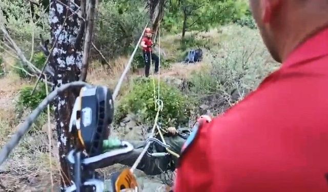 Dere kenarında mahsur kalanların yardımına jandarma yetişti