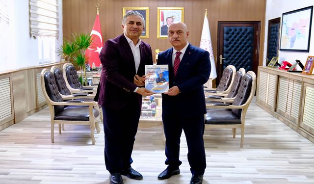 YKS’ye Damga Vuran Kitap Müdür Cırıt’a Sunuldu