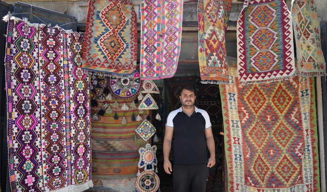 Topladığı halı ve kilimleri satarak geçmişi geleceğe taşıyor