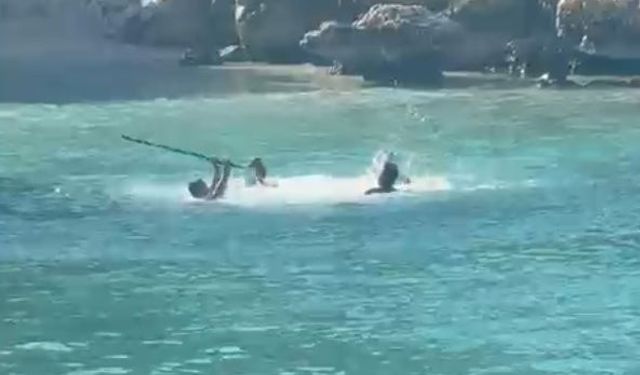 Mersinli Tatilcilerden Denizin Ortasında Sopalı Kavga