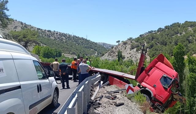 Çekici bariyerlere çarparak askıda kaldı