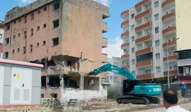 İdil'de 36 yıllık bina yıkıldı, Silopi’deki yapı hâlâ ayakta