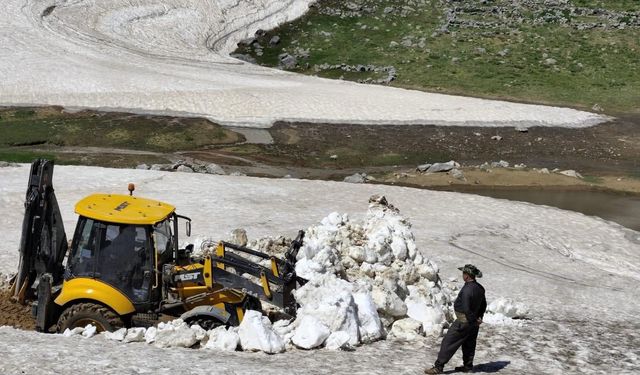 Şırnak'ta karla kaplanan yayla yolları tek tek açılıyor