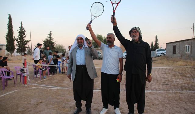Şanlıurfa'da toprak kortta tenis keyfi