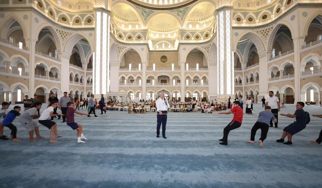 Camii'de çocuklar eğlenerek  Kur'an-ı Kerim öğreniyor