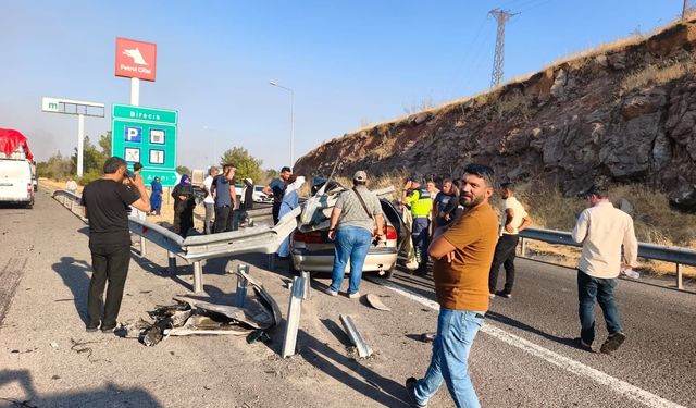 Otomobil bariyerlere çarptı: 1 ölü, 1 yaralı
