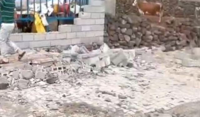 Şiddetli rüzgarda duvar yıkıldı, ahır çatısı çöktü
