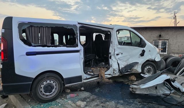 Batman Siirt yolunda  iki minibüs çarpıştı: 9 yaralı