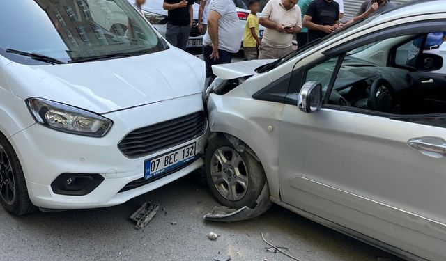 İki hafif ticari araç kafa kafaya çarpıştı: 1 yaralı