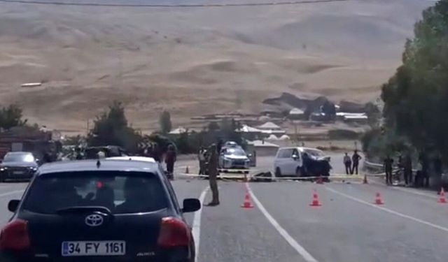Araçlar kafa kafaya çarpıştı: 2 ölü, 9 yaralı