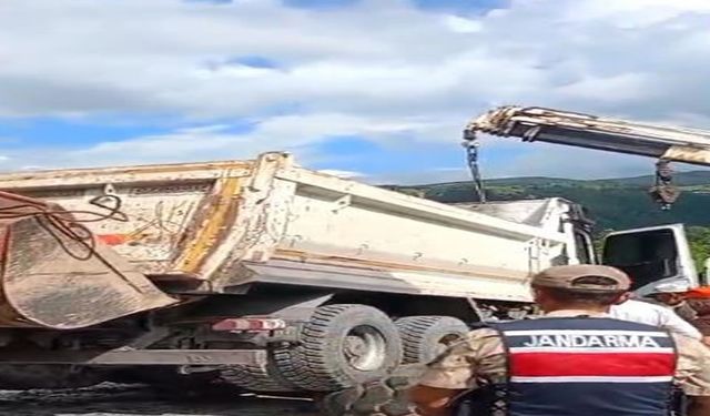 Asfalt yüklü kamyon devrildi kara yolu ulaşıma kapatıldı
