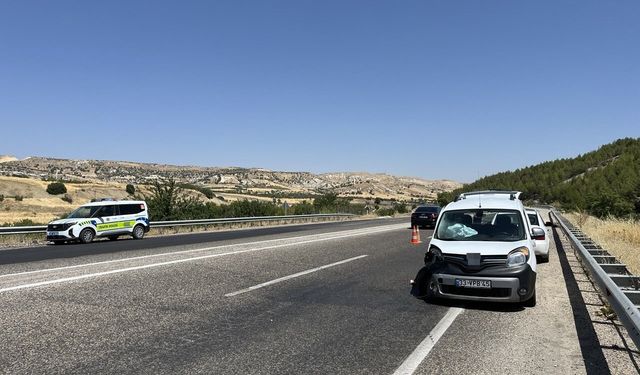Hafif ticari araç ile otomobil çarpıştı: 5 yaralı