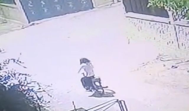 Başına poşet geçirip bisiklet çaldı
