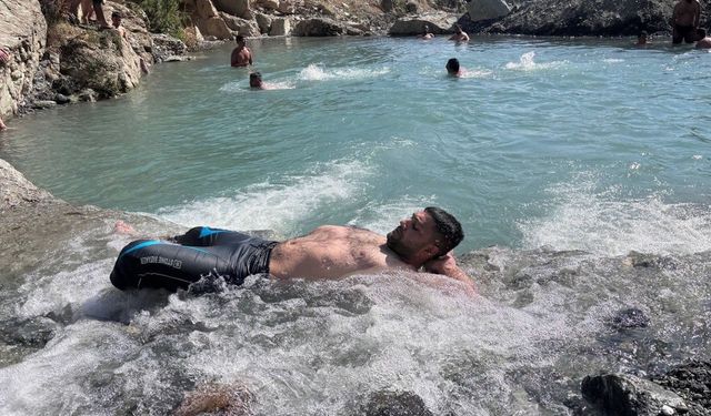 40 derece sıcakta dereyi kesip havuz yaptılar