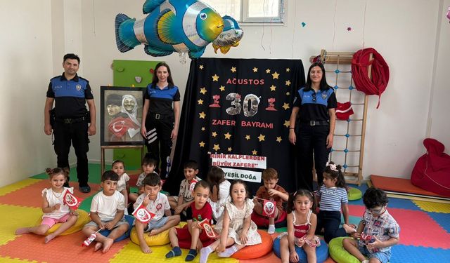 Cizre’de Minik Öğrenciler Zafer Bayramı’nı Kutladı