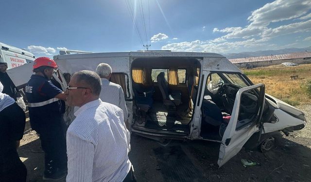 Minibüs, kapağı açık bırakılan rögar çukuruna çarptı, 6 yaralı