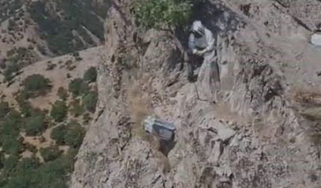 Doğal bal için kayalıklardan sarkıtılan kovanda sağım zamanı