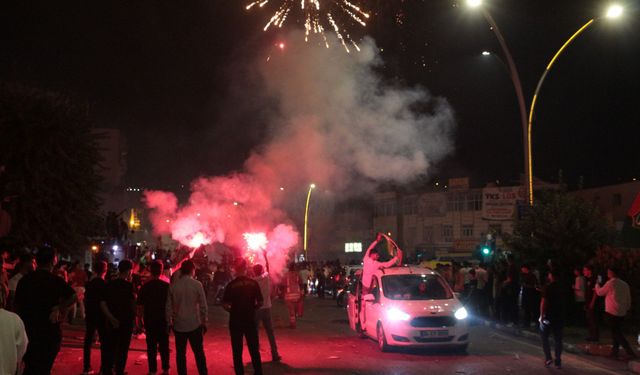 Amedspor kutlamalarında Cizre’de 3 iş yeri ve 1 araç yandı