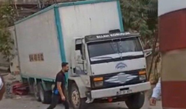 Freni boşalan kamyon elektrik direği ve eve çarparak durabildi