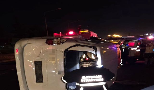 Hafif ticari araç ile otomobil çarpıştı 2 yaralı