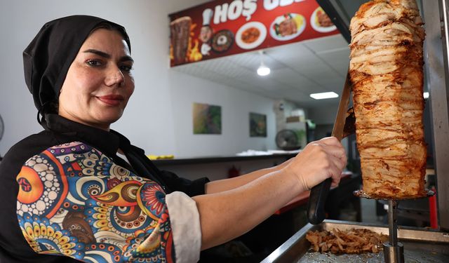 İki çocuk annesi kadın girişimci, döner tezgahının başına geçti