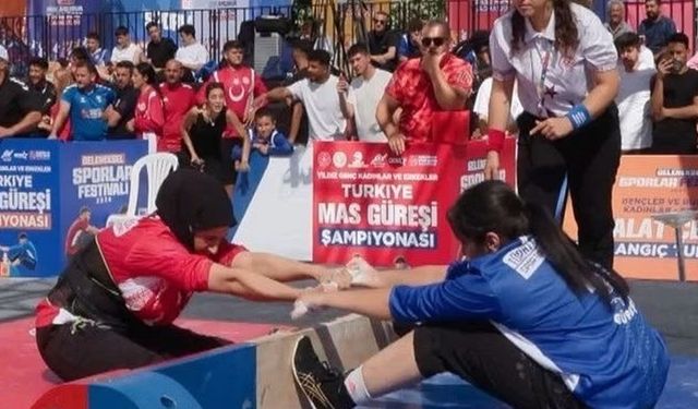 Elazığlı güreşçileri İstanbul’dan madalyalarla döndü