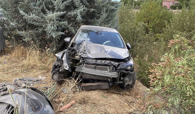 Otomobil ağaca çarptı 4 kişi yaralandı