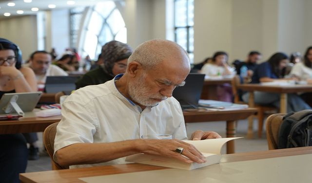 76 yaşındaki adamın kitap aşkı