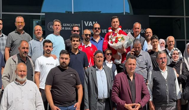 Dünya şampiyonu Furkan Bilici davul zurnayla karşılandı