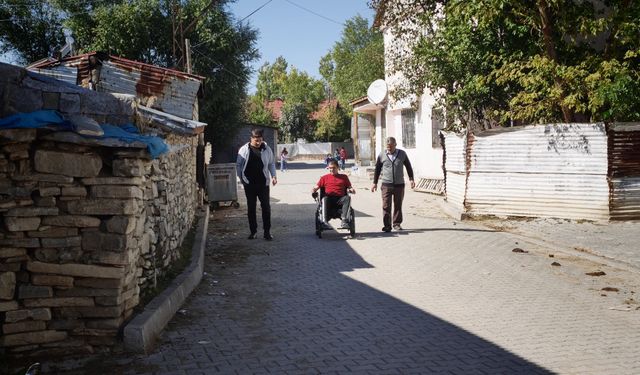 20 yaşındaki gence akülü sandalye desteği