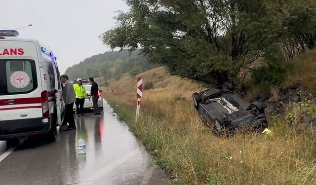 Kayganlaşan yolda belediye aracı devrildi 2 yaralı