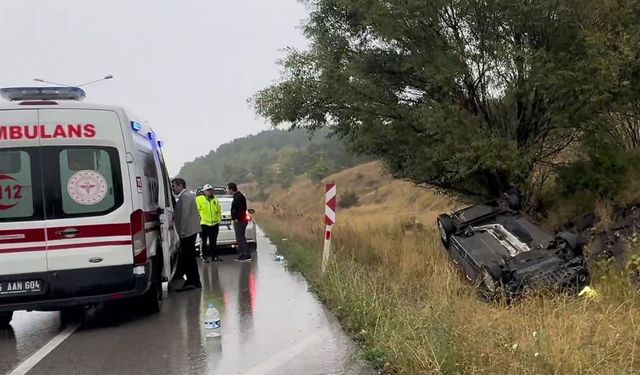 Kayganlaşan yolda belediye aracı devrildi 2 yaralı