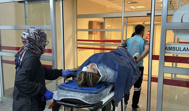 İki otomobil ile motosiklet çarpıştı 2 yaralı