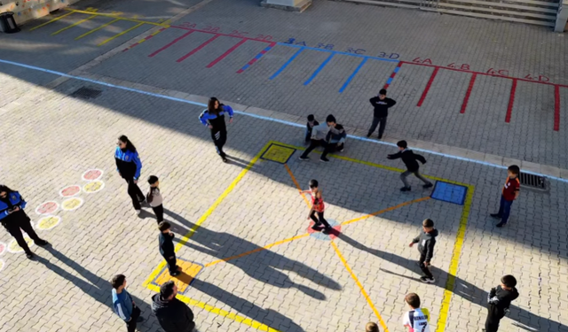 Cizre Okul Bahçeleri Rengârenk Oyun Alanlarıyla Hayat Buluyor