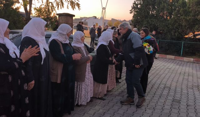 Veysi Aktaş Silopi’de dem partililerle toplantı öncesi bir araya geldi