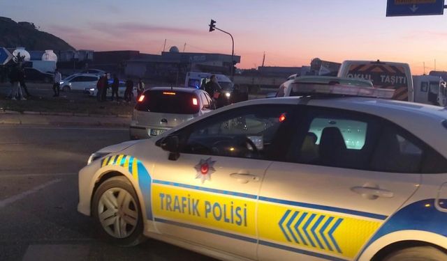 Freni boşalan TIR kırmızı ışıkta bekleyen araçları biçti