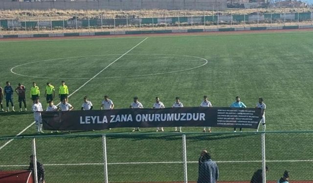 Sporcular Leyla Zana pankartıyla sahaya çıktılar