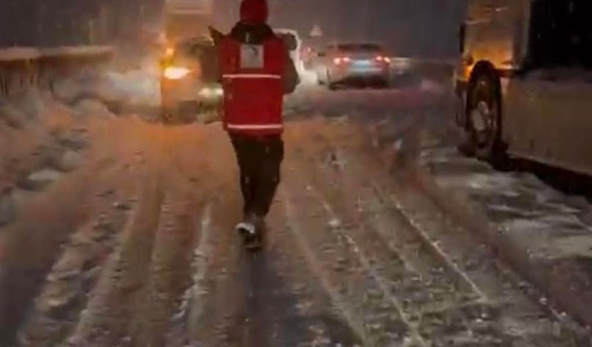 Kızılay’dan Yolda Kalanlara Kumanya Desteği