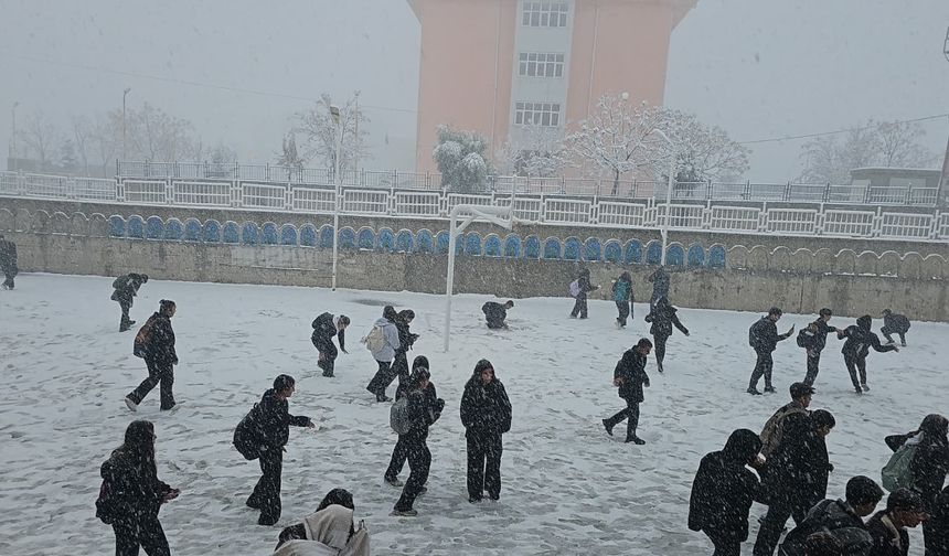 Cizre’de Kar Ulaşımı Vurdu! Okullar Bölgesinde Mahsur Kalan Öğrenciler Yurtlara Yerleştirildi