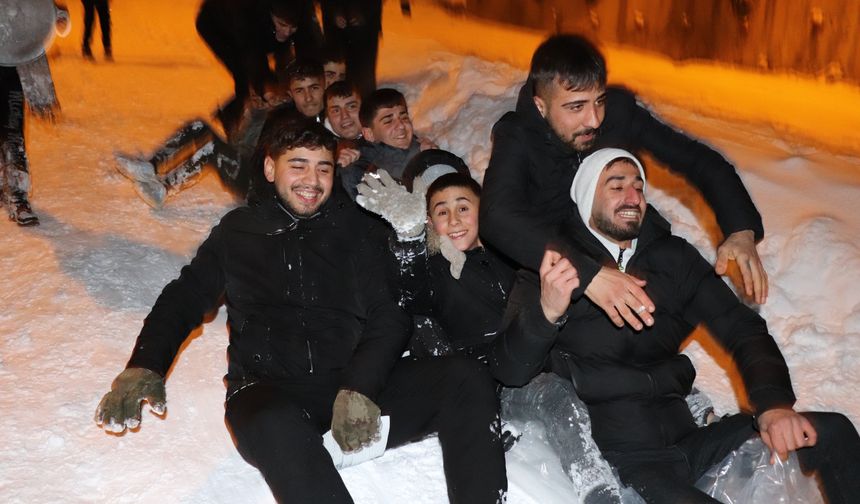 Şırnak’ta Kar Yağışı Eğlenceye Dönüştü: Caddeler Doğal Pist Oldu
