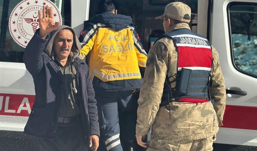 Jandarma ve 112 ekipleri karla kaplı yollarda hastaya umut oldu