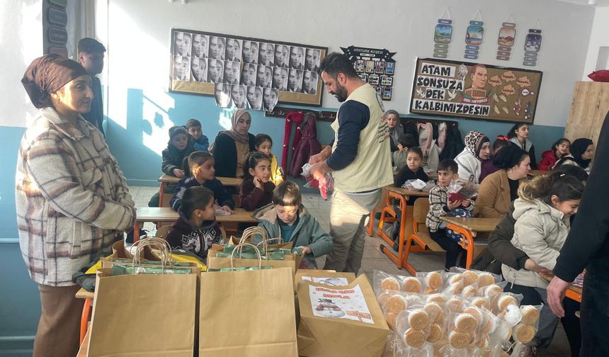 Cansuyu Derneği, 600 Öğrenciye Karne Hediyesi Dağıttı