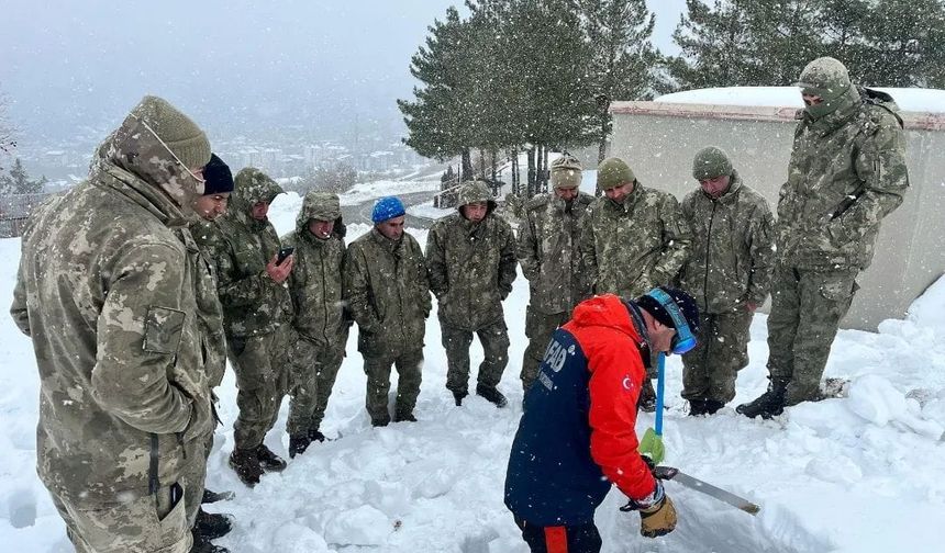 Şırnak’ta askeri personele çığda arama ve kurtarma eğitimi