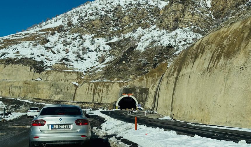 Uludere'de resmi açılışı yapılan tünel bir yıldır kapalı