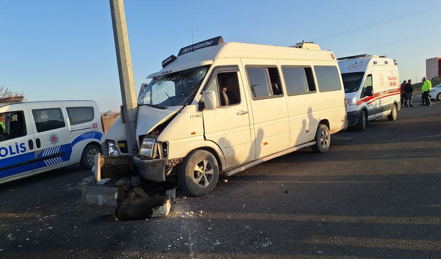 İşçileri taşıyan minibüs direğe çarptı, 15 yaralı
