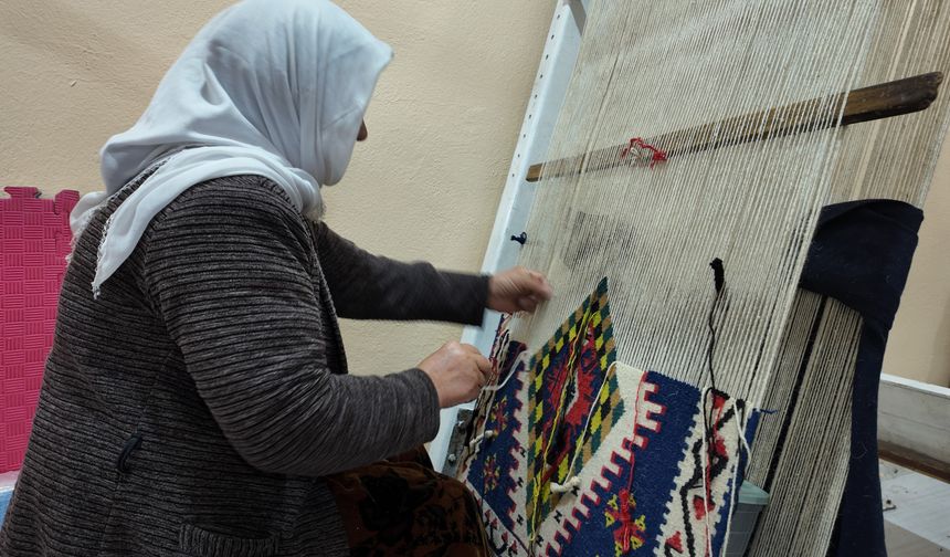 Şırnaklı Kadınlar Yüz Yıllık Jirki Kilimlerini Yaşatıyor