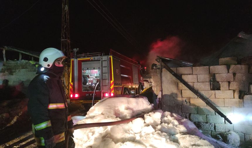 Korkutan ahır yangını, 3 inek son anda kurtarıldı