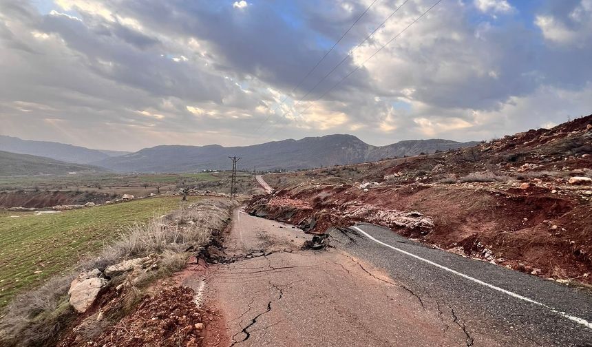 Şırnak'ta  Köy yolu çöktü, ulaşım durdu