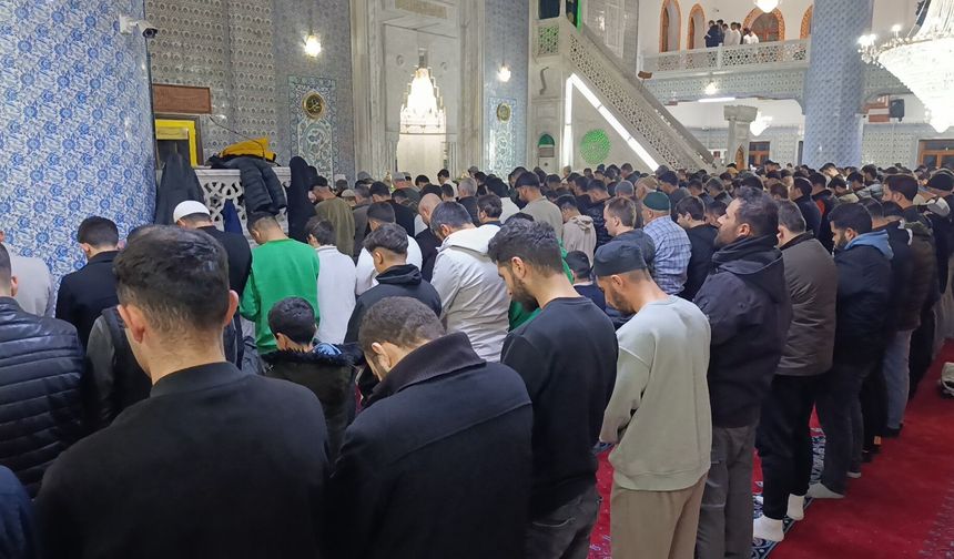 Ramazan'ın İlk teravih namazı kılındı